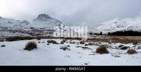 Tryfan, valle Ogwen Snowdonia, Galles nella neve Foto Stock