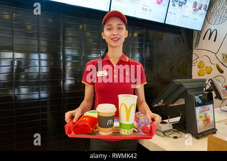 KALININGRAD, RUSSIA - circa settembre, 2018: lavoratore con cibo servito su un vassoio nel ristorante McDonald's. McDonald è un americano di fast food company. Foto Stock