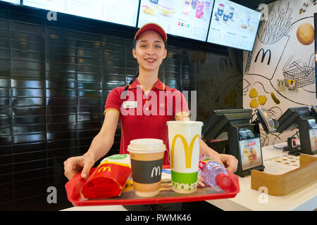 KALININGRAD, RUSSIA - circa settembre, 2018: lavoratore con cibo servito su un vassoio nel ristorante McDonald's. McDonald è un americano di fast food company. Foto Stock