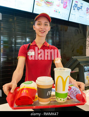 KALININGRAD, RUSSIA - circa settembre, 2018: lavoratore con cibo servito su un vassoio nel ristorante McDonald's. McDonald è un americano di fast food company. Foto Stock