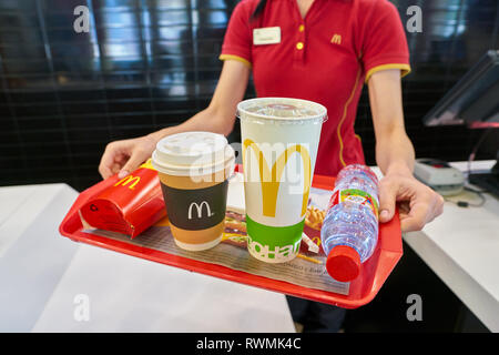 KALININGRAD, RUSSIA - circa settembre, 2018: lavoratore con cibo servito su un vassoio nel ristorante McDonald's. McDonald è un americano di fast food company. Foto Stock