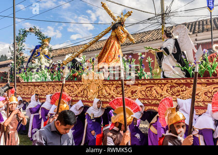 Antigua Guatemala - 18 Febbraio 2018: la Quaresima processione in città coloniale con i più famosi alle celebrazioni della Settimana Santa in America Latina. Foto Stock