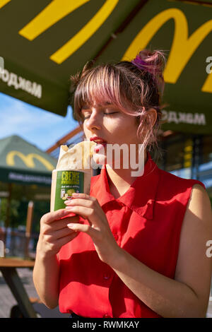 KALININGRAD, RUSSIA - circa settembre, 2018: giovane donna al ristorante McDonald's. Foto Stock