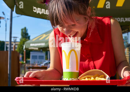 KALININGRAD, RUSSIA - circa settembre, 2018: giovane donna al ristorante McDonald's. Foto Stock