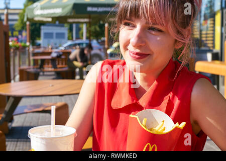 KALININGRAD, RUSSIA - circa settembre, 2018: giovane donna al ristorante McDonald's. Foto Stock