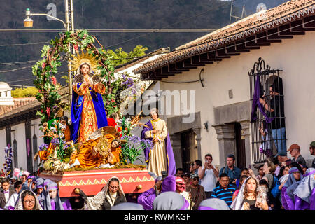 Antigua Guatemala - 18 Febbraio 2018: la Quaresima processione in città coloniale con i più famosi alle celebrazioni della Settimana Santa in America Latina. Foto Stock