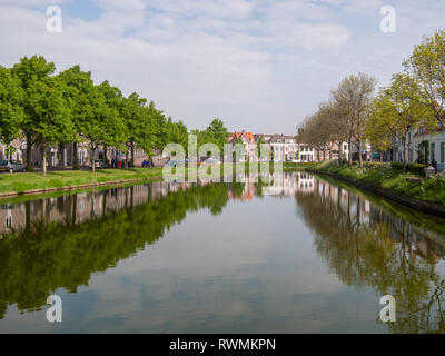 Tranquillo canale attraverso Middelburg con alberi e siepi sui lati sull'isola di Walcheren, Zeeland, Paesi Bassi Foto Stock