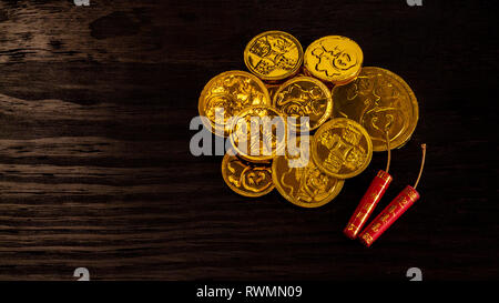 Anno Nuovo Cinese cioccolato lucky monete d'oro. Parole cinesi sulle monete si traduce - Fortuna. Foto Stock