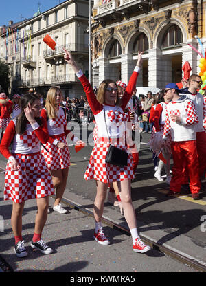 Rijeka, Croazia, 3 marzo, 2019. Bellissima ragazza con la nazionale Croata costume simbolo, festeggiano in strada della città di Rijeka al processo di carnevale Foto Stock