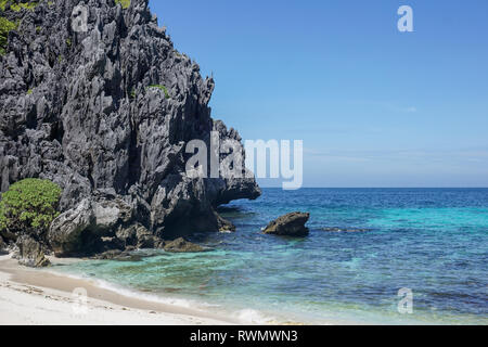 La ripida e rocciosa costa di El Nido di Palawan, Filippine Foto Stock