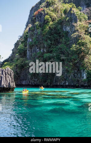 Kajaking attraverso il mare calmo in El Nido, Filippine Foto Stock