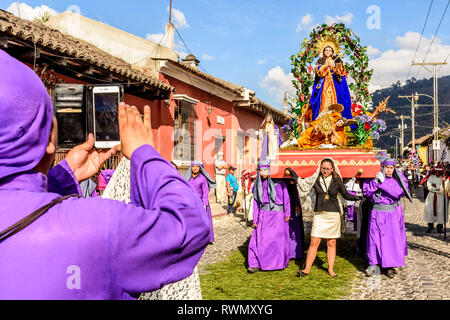 Antigua Guatemala - 18 Febbraio 2018: la Quaresima processione in città coloniale con i più famosi alle celebrazioni della Settimana Santa in America Latina. Foto Stock