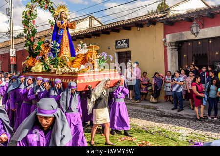 Antigua Guatemala - 18 Febbraio 2018: la Quaresima processione in città coloniale con i più famosi alle celebrazioni della Settimana Santa in America Latina. Foto Stock