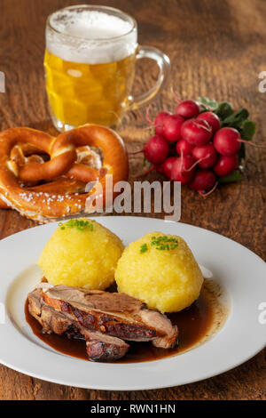 Bavarian arrosto di maiale con canederli Foto Stock