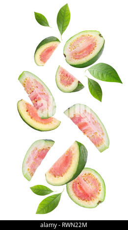 La caduta di frutti guava isolati su sfondo bianco. Tracciato di ritaglio Foto Stock