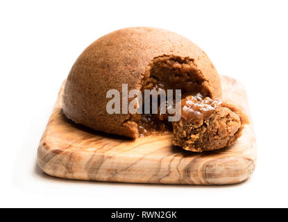 Gingerbread e torta Toffee sulla scheda Servizio isolato su bianco Foto Stock