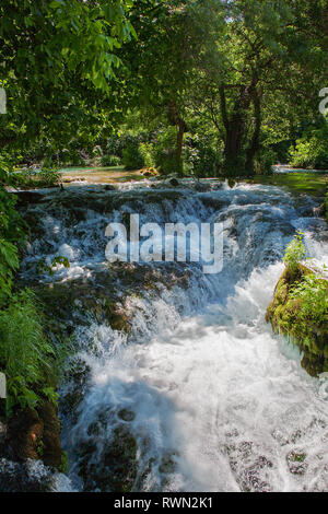 Parte della tomaia raggiunge di Skradinski buk, una cascata complessa sul fiume Krka nel Parco Nazionale di Krka, Sebenico-Knin, Croazia Foto Stock