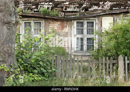 Fatiscente casa in legno e muratura in Uckermark Foto Stock