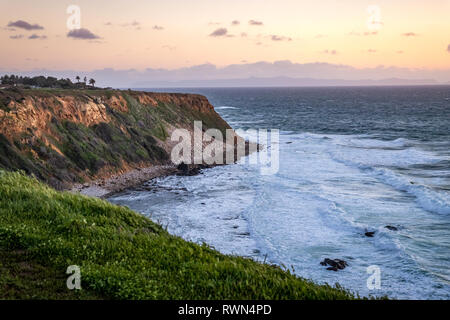 Tramonto spettacolare da alte scogliere del punto Vicente con onde che si infrangono nella scogliera sottostante, Rancho Palos Verdes, California Foto Stock