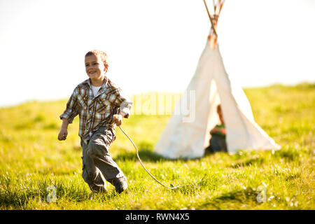 Ragazzi giocare cowboy e indiani. Foto Stock