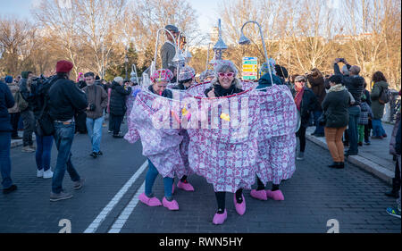 Le donne si vede vestito come docce visto durante l'evento. Il tradizionale "Funerale della Sardina" è una cerimonia che si svolge a Madrid per contrassegnare la fine del Carnevale e le celebrazioni di inizio di quaranta giorni della Quaresima prima di Pasqua. Esso consiste di un corteo che parodie di un funerale in cui una figura simbolica in forma di sardine è bruciato. Questa festa coincide con il Mercoledì delle Ceneri e simboleggia la sepoltura del passato e la rinascita della società. Foto Stock