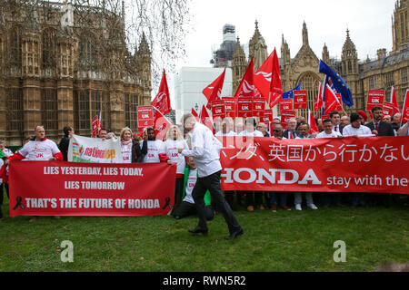 I dimostranti sono visti tenendo striscioni e cartelli e bandiere durante la protesta. Centinaia di auto Honda protesta dei lavoratori fuori sede del Parlamento, lobby e i membri del Parlamento per salvare lo stabilimento di Swindon. La società ha fatto un annuncio che il mese scorso la pianta sarà vicino dal 2021, con la perdita di 3.500 posti di lavoro ed eventualmente 12.000 posti di lavoro o di più in tutto il paese. Foto Stock