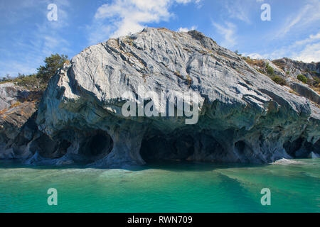 Scolpito rocce erose presso le cave di marmo (Capilla de Marmol) sul Lago General Carrera, Rio tranquilo, Aysen, Patagonia, Cile Foto Stock