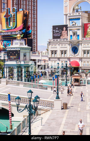 LAS VEGAS, NEVADA - 15 Maggio 2018: Street View di Treasure Island Resort Casino e il Venetian Resort Hotel Casino con segni colorati, Grand Canal un Foto Stock