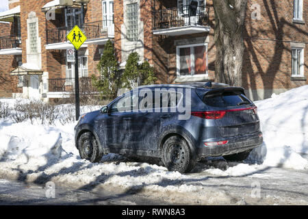 Auto parcheggiate sulla strada dopo una tempesta di neve, un sacco di neve, a Montreal Foto Stock