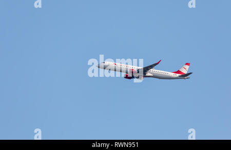 Bucarest/Romania - 05 agosto 2018: Austrian Airlines OE-LWO - Embraer ERJ-195LR plain decollo dall'aeroporto di Otopeni Foto Stock