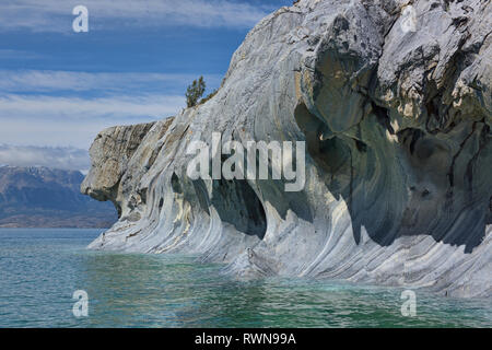 Scolpito rocce erose presso le cave di marmo (Capilla de Marmol) sul Lago General Carrera, Rio tranquilo, Aysen, Patagonia, Cile Foto Stock