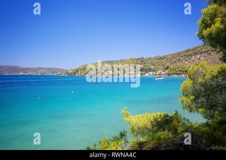 Viaggi Grecia. Spettacolare vista su una delle più belle spiagge di Poros Island. Vacanze estate Foto Stock