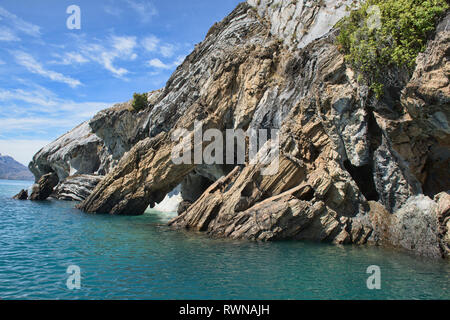 Scolpito rocce erose presso le cave di marmo (Capilla de Marmol) sul Lago General Carrera, Rio tranquilo, Aysen, Patagonia, Cile Foto Stock