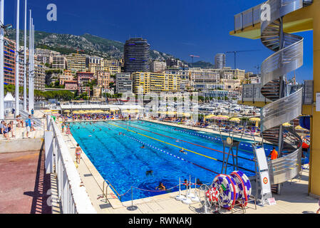 Piscina all'aperto nel centro della città di La Condamine, Monte-Carlo, Monaco, Cote d'Azur, Riviera francese. Foto Stock