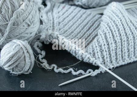 I prodotti lavorati a maglia su uno sfondo nero di close-up. Foto Stock