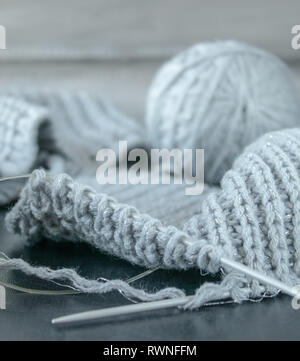 I prodotti lavorati a maglia su uno sfondo nero di close-up. Foto Stock