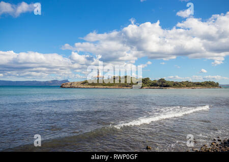 Lontano d'Alcanada Lighthouse vicino a Alcudia maiorca (Mallorca), isole Baleari, Spagna Foto Stock