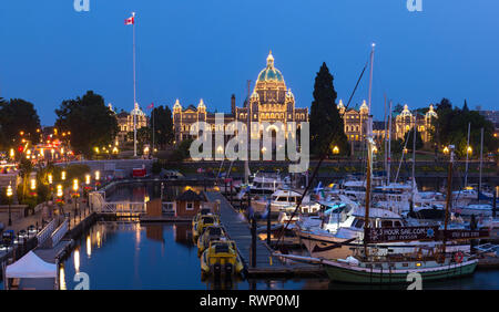 Porto Interno e causeway con Empress Hotel e BC gli edifici del Parlamento europeo, Victoria, British Columbia, Canada Foto Stock