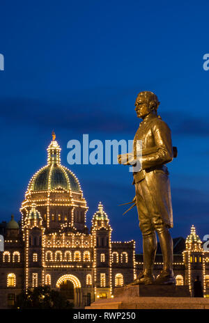 Statua di Captian Cook e BC provinciale edifici legislativa al crepuscolo, Victoria, British Columbia, Canada Foto Stock