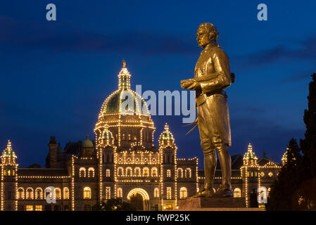 Statua di Captian Cook e BC provinciale edifici legislativa al crepuscolo, Victoria, British Columbia, Canada Foto Stock