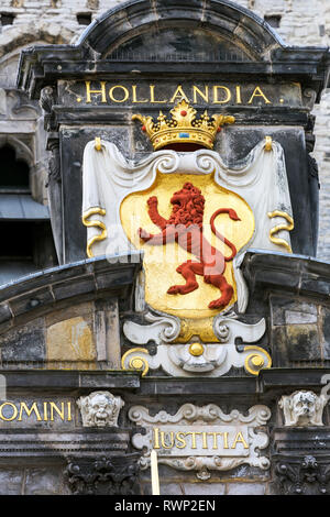 Close-up di oro decorativi incoronato lion su edificio in pietra frontale; Delft, South Holland, Paesi Bassi Foto Stock