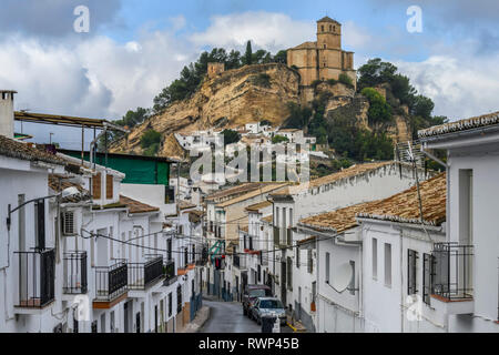 Le rovine di un castello moresco sulla cima di una collina e case bianche di seguito; Montefrio, provincia di Granada, Spagna Foto Stock