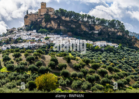 Le rovine di un castello moresco sulla cima di una collina con case e un oliveto il riempimento della collina; Montefrio, provincia di Granada, Spagna Foto Stock