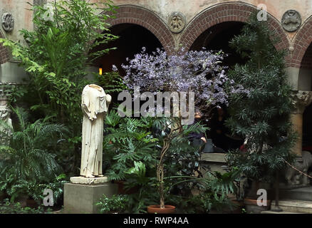 Boston, Massachusetts - Marzo 6, 2019: antica statua della dea romana Peplophoros nell'Isabella Stewart Gardner Museum, Fenway Park, Boston, Massa Foto Stock