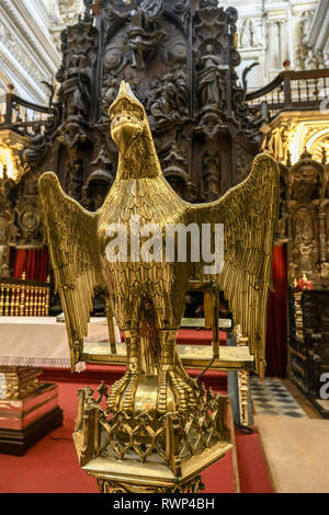 Golden scultura di un uccello, La Giralda di Siviglia, Cordoba, Andalusia, Spagna Foto Stock