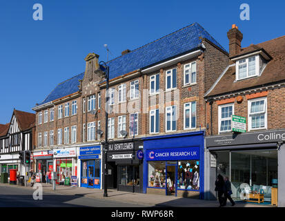 Negozi di vendita al dettaglio su London Road, East Grinstead, West Sussex, in Inghilterra, Regno Unito Foto Stock