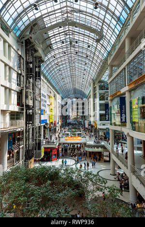 La folla lo shopping al Centro Eaton a Toronto Foto Stock