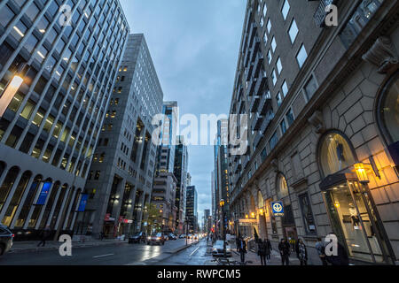 MONTREAL, Canada - 7 Novembre 2018: Boulevard de Maisonneuve street nel centro storico Quartiere degli Affari di Montreal con pedoni passando da a n Foto Stock