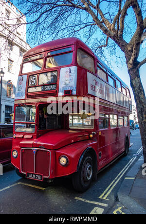 Numero di servizio 15 Uno degli ultimi London Vintage autobus Routemaster ancora in servizio sulle strade di Trafalgar Square a Londra, Inghilterra Foto Stock