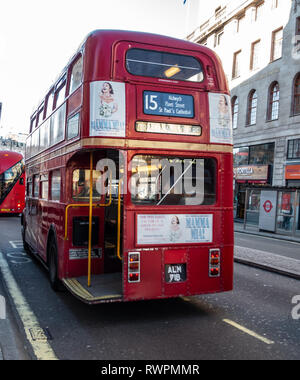 Parte posteriore di servizio numero 15 uno degli ultimi London Vintage autobus Routemaster ancora in servizio sulle strade di Trafalgar Square a Londra, Inghilterra Foto Stock